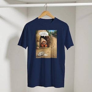 Op de afbeelding: Een marineblauw t-shirt met korte mouwen en een grafische print van een heremietkreeft in een deuropening met een tekstballon met de tekst "Oh crab, maybe tomorrow..." en een omgevallen glazen fles op de grond voor de woning.