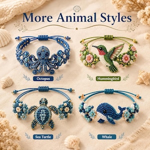Op de afbeelding: Vier kralenarmbanden met diermotieven: een blauwe octopus, een groene kolibrie met roze bloemen, een blauwe zeeschildpad en een blauwe walvis. Elke armband heeft verstelbare koorden. De tekst luidt More Animal Styles.