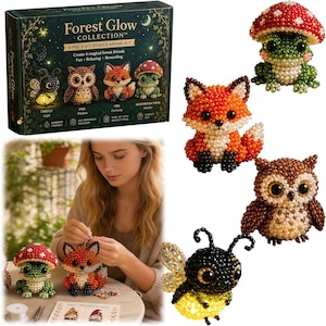 Op de afbeelding: Een Forest Glow Collection 4-delige doe-het-zelf kralen dierenkit met een doos die een vuurvliegje, uil, vos en paddenstoelkikker toont. De kit bevat materialen om deze vier kralenfiguren te maken, weergegeven in oranje, bruin, groen en zwart.