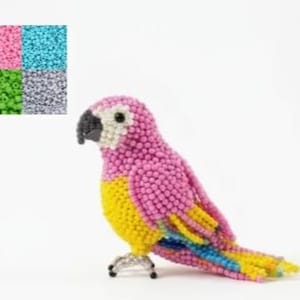 Może przedstawiać: Figurka papugi wykonana z małych, okrągłych, wielokolorowych koralików. Ptak ma różową głowę, żółtą pierś oraz skrzydła z niebieskimi, żółtymi i różowymi akcentami. Siatka siedmiu opcji kolorystycznych koralików jest wyświetlona w lewym górnym rogu.