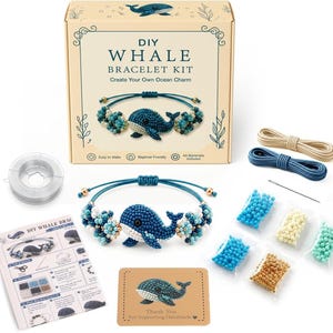 Könnte beinhalten: Ein DIY-Wal-Armband-Set in einer beigen Schachtel mit der Aufschrift DIY WHALE BRACELET KIT. Enthält ein fertiges blaues Perlenarmband mit Walmotiv, durchsichtigen Faden, zwei Kordeln, eine Nadel, fünf Beutel mit bunten Perlen, eine Anleitung.