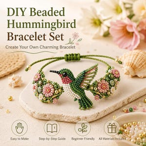 Peut inclure: Un kit de bracelet colibri en perles DIY comprenant un bracelet en cordon vert avec un motif central de colibri en perles vertes, blanches et roses, entouré de perles florales. Le texte indique DIY Beaded Hummingbird Bracelet Set.