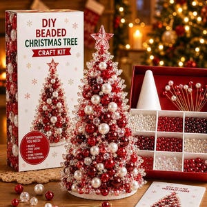 Op de afbeelding: Een DIY-knutselpakket voor een kerstboom van kralen met een doos met de tekst 'DIY BEADED CHRISTMAS TREE CRAFT KIT', een afgewerkte boom met rode, witte en doorzichtige kralen, een ster-topper, een kralendoos en instructiekaarten.