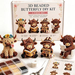 Può includere: Un kit fai-da-te di farfalle con perline 3D con una scatola che mostra quattro figurine di mucche highland, tra cui una con fiori, una che legge un libro, una con un cartello caffè e una seduta. Include un organizer per perline, filo e forbici.
