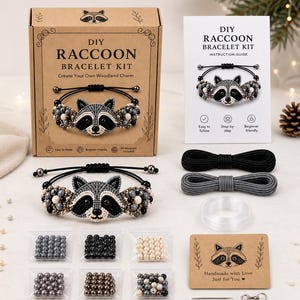 Könnte beinhalten: Ein DIY-Waschbär-Armband-Set mit Karton und Anleitung mit der Aufschrift DIY RACCOON BRACELET KIT. Das Set enthält ein fertiges Waschbär-Armband aus Perlen, schwarze und graue Kordeln, elastisches Band, sechs Beutel mit Perlen, eine Nadel und ein Schild mit der Aufschrift Handmade with Love Just for You.