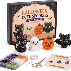 Peut inclure: Un kit de bricolage de perles 3D Halloween Cute Spookies comprenant une boîte illustrée avec un chat noir, un fantôme, une citrouille et une chauve-souris. Le set inclut un organisateur en plastique avec des perles, du fil, une aiguille, des ciseaux dorés et des instructions.
