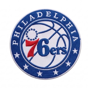 Può includere: Una toppa ricamata circolare con il logo della squadra di basket Philadelphia 76ers. Il design presenta uno sfondo a forma di pallone da basket bianco con linee blu, la scritta 76ers in rosso e blu e un cerchio di tredici stelle bianche su bordo blu.