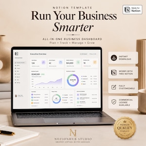 Könnte beinhalten: Ein Laptop mit einer Notion-Business-Dashboard-Vorlage mit dem Titel Run Your Business Smarter. Der Bildschirm zeigt eine Übersicht mit Diagrammen, Projektstatus und Umsatzdaten. Ein goldenes Siegel zeigt Premium Quality Template.