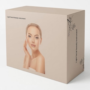 Könnte beinhalten: Eine beige, rechteckige Produktverpackung mit dem Text Light facial beauty instrument. Die Vorderseite zeigt ein Foto einer Person, die ihre Wange berührt. Die Seitenfläche ist mit schwarzen Strichzeichnungen von Zweigen und Schmetterlingen verziert.