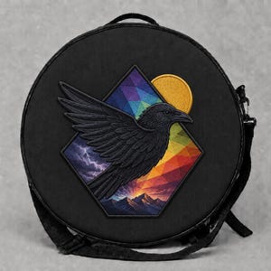 Bolso de tambor chamánico de técnica mixta con bordado Raven Prism Sky y aplique de sublimación.