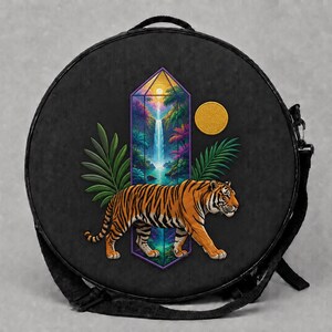 Ronde sjamanentrommeltas met tijger-jungleprisma-borduurwerk en kleurrijke applicaties.