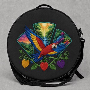 Zwarte Cadoura drumtas, Parrot Rainforest Prism gemengde borduur- en sublimatieapplicatie
