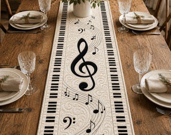 Caminho de mesa acolchoado com estampa de teclas de piano e notas musicais, decoração musical com clave de sol.