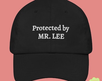 Aanpasbaar Protected by Mr. Lee geborduurde unisex hoed K-pop fandom