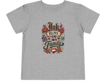 Bläcket rinner i min familj småbarns-T-shirt | Tatueringsbutik barntröja | Traditionell tatueringsstil-T-shirt | Tatueringsartist familjegåva under 25