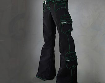 Könnte beinhalten: Schwarze Cargo-Hose mit weitem Bein, leuchtend grünen Kontrastnähten, integriertem Gürtel mit silberner Schnalle, mehreren Taschen mit silbernen Reißverschlüssen und der Zahl 10 in der unteren rechten Ecke des Bildes.