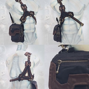 Pode incluir: Um arn&ecirc;s de peito de couro preto e marrom com uma bolsa de lona preta anexada. O arn&ecirc;s tem v&aacute;rias correias e fivelas, e a bolsa tem um fecho de correr e um pequeno bolso. O arn&ecirc;s &eacute; usado em um manequim.
