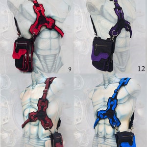 Pode incluir: Quatro estilos diferentes de bolsas de ombro de lona preta e couro com al&ccedil;as ajust&aacute;veis. Cada bolsa tem um acento de cor diferente: vermelho, roxo, preto e azul. As bolsas s&atilde;o usadas por manequins com corpos pintados.