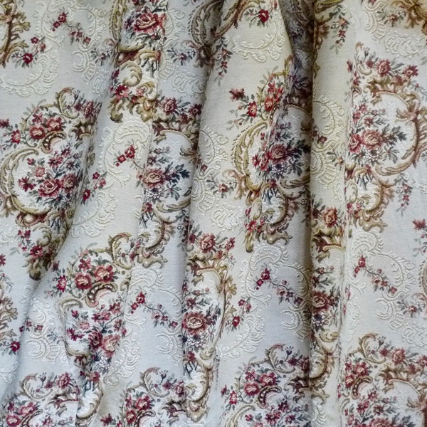 Textile antique Français tapisserie florale. Cartouches Tissu, Médaillons et Guirlandes de Roses. J’ai 2 grands panneaux disponibles.