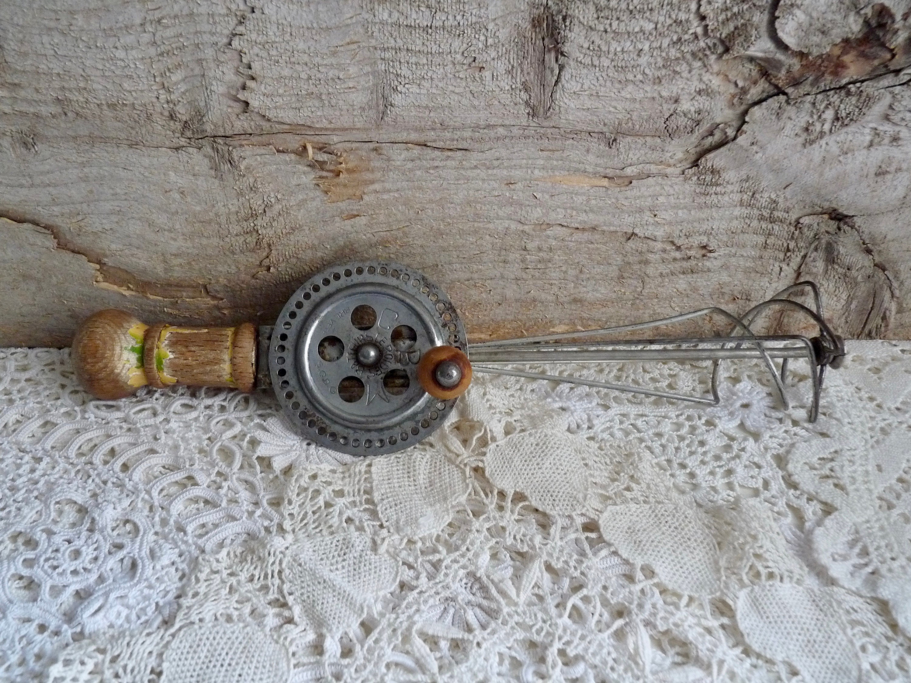 Batteur manuel fouet mécanique Eillum vintage poignée bois boite d'origine
