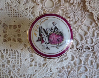 Vintage Small Trinket Box. Gilded Gray/White China with Romantic Couple in Fuchsia Pink. Diameter 6.5 cm or 2.5 ". Stamped: Limoges France.