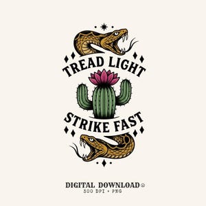 Può includere: Un'illustrazione grafica con due serpenti marroni a bocca aperta con zanne, che fiancheggiano un cactus verde con un fiore rosa. Il testo TREAD LIGHT STRIKE FAST è centrato. In basso, il testo riporta DIGITAL DOWNLOAD 300 DPI + PNG.