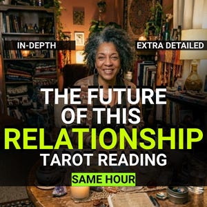 Puede incluir: Una persona con cabello gris sentada en una mesa con cartas de tarot y cristales. El texto superpuesto dice: IN-DEPTH, EXTRA DETAILED, THE FUTURE OF THIS RELATIONSHIP TAROT READING y SAME HOUR. El entorno incluye estanterías y una lámpara.