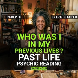 Może przedstawiać: Osoba z szarymi kręconymi włosami siedzi w pokoju z regałami, z nakładkami tekstowymi IN-DEPTH, EXTRA DETAILED, WHO WAS I IN MY PREVIOUS LIVES? PAST LIFE PSYCHIC READING oraz SAME HOUR, a na stole znajdują się kryształy i świece.