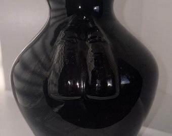 Vaso vintage Haeger dos anos 80, em cerâmica preta brilhante com estampa floral e borla.