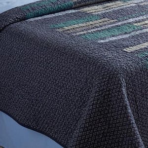 Modern farmhouse style bed quilt pattern, easy beginner sewing project
