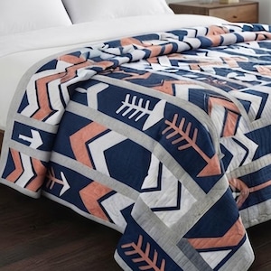 Molde de colcha em PDF com estampa chevron e flechas, patchwork geométrico moderno, ideal para iniciantes. Baixe agora mesmo!