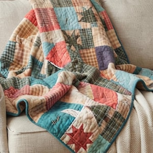 Puede incluir: Una colcha de patchwork con un patrón repetitivo de cuadrados en tonos azul verdoso, rojo, tostado y verde oscuro. La colcha muestra varios diseños geométricos, incluyendo motivos de estrellas y texturas de cuadros, con costuras visibles.