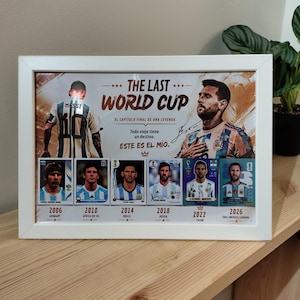 Könnte beinhalten: Ein weiß gerahmter Druck mit dem Titel The Last World Cup, der zwei Bilder von Lionel Messi, seine Unterschrift und sechs Fußball-Sammelkarten für die Jahre 2006, 2010, 2014, 2018, 2022 und 2026 mit den jeweiligen Gastgeberländern zeigt.
