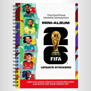 Könnte beinhalten: Ein spiralgebundenes Mini-Album mit dem Titel The Unofficial Update Companion 26 FIFA Update Stickers. Das weiße Cover zeigt eine goldene FIFA-Weltmeisterschaftstrophäe, fünf Spieler-Sticker und ein rotes Banner mit dem Text 300 exclusive update players.