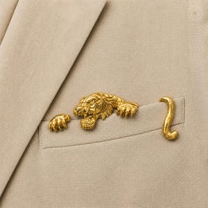 Guldfärgad tigernäsduk med klämma, detaljerad djurbrosch för herrarnas formella bröllopskavaj.