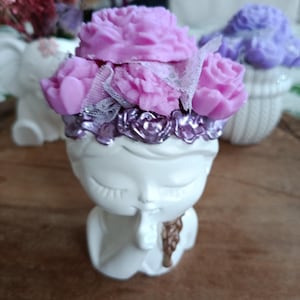 Vase Visage Fillette en Éco-Résine Fait Main | Cache-Pot Tête de Fille "Silence" avec Bouquet de Fleurs en cire Roses et Blanches Monoï