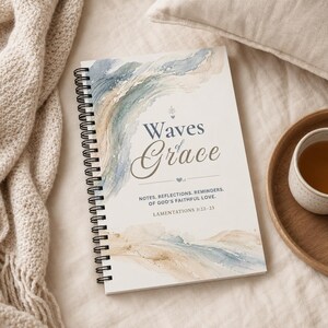 Cuaderno de espiral cristiano Olas de Gracia, diario de oración punteado, Lamentaciones 3:22–23 Regalo de fe