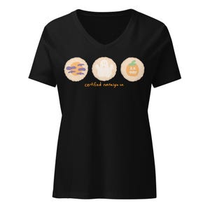 Camiseta acogedora de Halloween con cuello en V / Camiseta con estampado retro de galleta de azúcar / Ropa de otoño ilustrada a mano / Diseño de calabaza, fantasma y murciélago