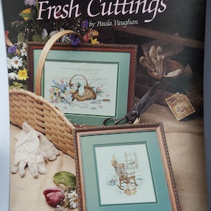 Ulotka z haftem krzyżykowym autorstwa Leisure Arts „Fresh Cuttings” z książki Eleven autorstwa Pauli Vaughan.