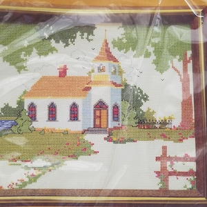 &quot;Vintage 1983 Kreuzstichpackung &quot;&quot;Lakeside Capellge&quot; Kirche&quot;&quot; New Old Stock&quot;