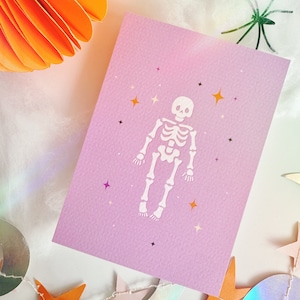 Carte postale d'Halloween// Décoration murale effrayante, décorations d'Halloween roses, art mural d'Halloween, impression mini squelette//Carte postale A6 texturée de luxe