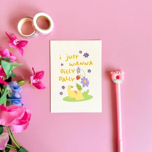 Carte postale Dilly Dally, art mignon de canard, décor animalier Kawaii, impression de citation de positivité, mini impression A6, art mural jaune, carte postale texturée de luxe