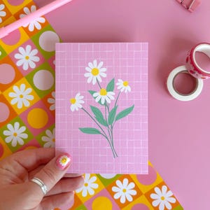 Carte postale marguerites roses // Imprimé fleurs sauvages, art mural botanique, décoration murale colorée, mini impression A6, art mural marguerites, carte postale de luxe