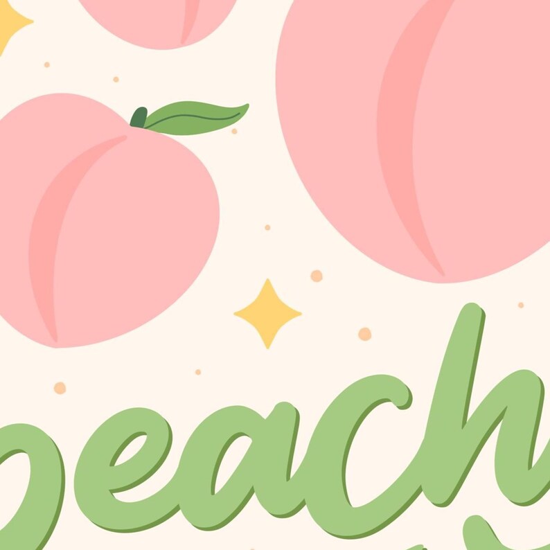K&ouml;nnte beinhalten: Eine grafische Illustration mit hellrosa Pfirsichen und gr&uuml;nen Bl&auml;ttern auf cremefarbenem Hintergrund. Das Design enth&auml;lt kleine gelbe vierzackige Sterne und verstreute Punkte. Das Wort peach ist in einer gro&szlig;en, kursiven, hellgr&uuml;nen Schriftart geschrieben.