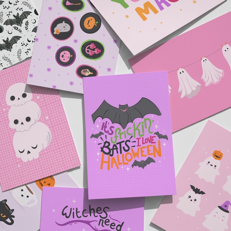 Pode incluir: Uma cole&ccedil;&atilde;o de cart&otilde;es de felicita&ccedil;&otilde;es retangulares com temas de Halloween. Os designs incluem uma pilha de tr&ecirc;s cr&acirc;nios, fantasmas num estendal, ab&oacute;boras, morcegos e o texto It's frickin' BATS I love HALLOWEEN e Witches need.