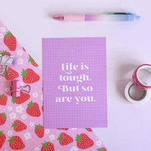 Carte postale Life Is Tough But So Are You // Carte postale de luxe, Mini impression motivante, Impression carte postale violette, Citation positivité, Art mural mignon