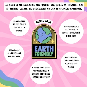 Puede incluir: Un fondo rosa con un gr&aacute;fico de la Tierra de dibujos animados en el centro. El gr&aacute;fico est&aacute; rodeado por un c&iacute;rculo dorado con el texto "Earth Friendly" en negro. El gr&aacute;fico est&aacute; rodeado por texto que dice "Trying to be". El texto alrededor del gr&aacute;fico incluye "Plastic free poster tubes for A2 & A3 prints", "Recyclable glassine bags for stickers", "Bio-degradable cello bags to protect purchases in the post", "FSC certified card stock for all greetings cards", y "I order packaging and materials in bulk to reduce my carbon footprint".