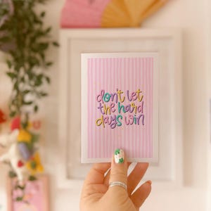 Carte Ne laissez pas les jours difficiles gagner | Amitié, Positivité, Prendre soin de soi, Je pense à vous, Passez me chercher, Périodes difficiles, Récupération rapide, Guérison