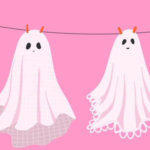 Pode incluir: Duas figuras de fantasmas cor-de-rosa claro penduradas num estendal preto contra um fundo cor-de-rosa s&oacute;lido. O fantasma da esquerda apresenta um padr&atilde;o de grelha subtil na bainha, enquanto o da direita exibe uma borda decorativa de renda festonada. Molas cor de laranja.