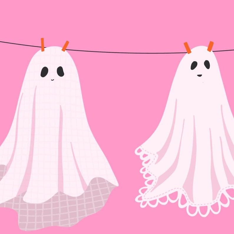 Pode incluir: Duas figuras de fantasmas cor-de-rosa claro penduradas num estendal preto contra um fundo cor-de-rosa s&oacute;lido. O fantasma da esquerda apresenta um padr&atilde;o de grelha subtil na bainha, enquanto o da direita exibe uma borda decorativa de renda festonada. Molas cor de laranja.